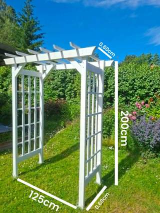 Unik, handgjord pergola – där elden formar träet** 🔥 Trä behandlat med den japanska *yakisugi*-bränningstekniken – låg