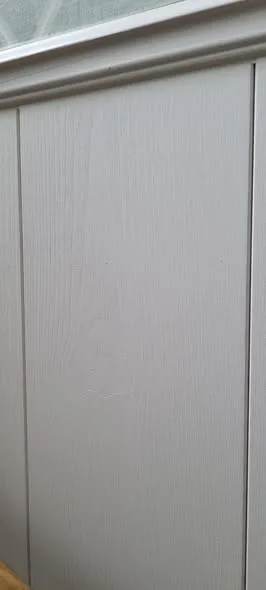 2,4 m2 oanvänd vit (S0502-Y) slätpanel skänkes