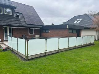 14 meter glasstaket med frostat glas och stolpar i metall
