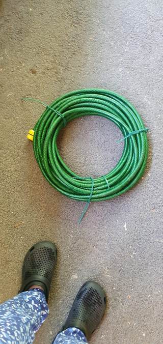Grön trädsgårdsslang